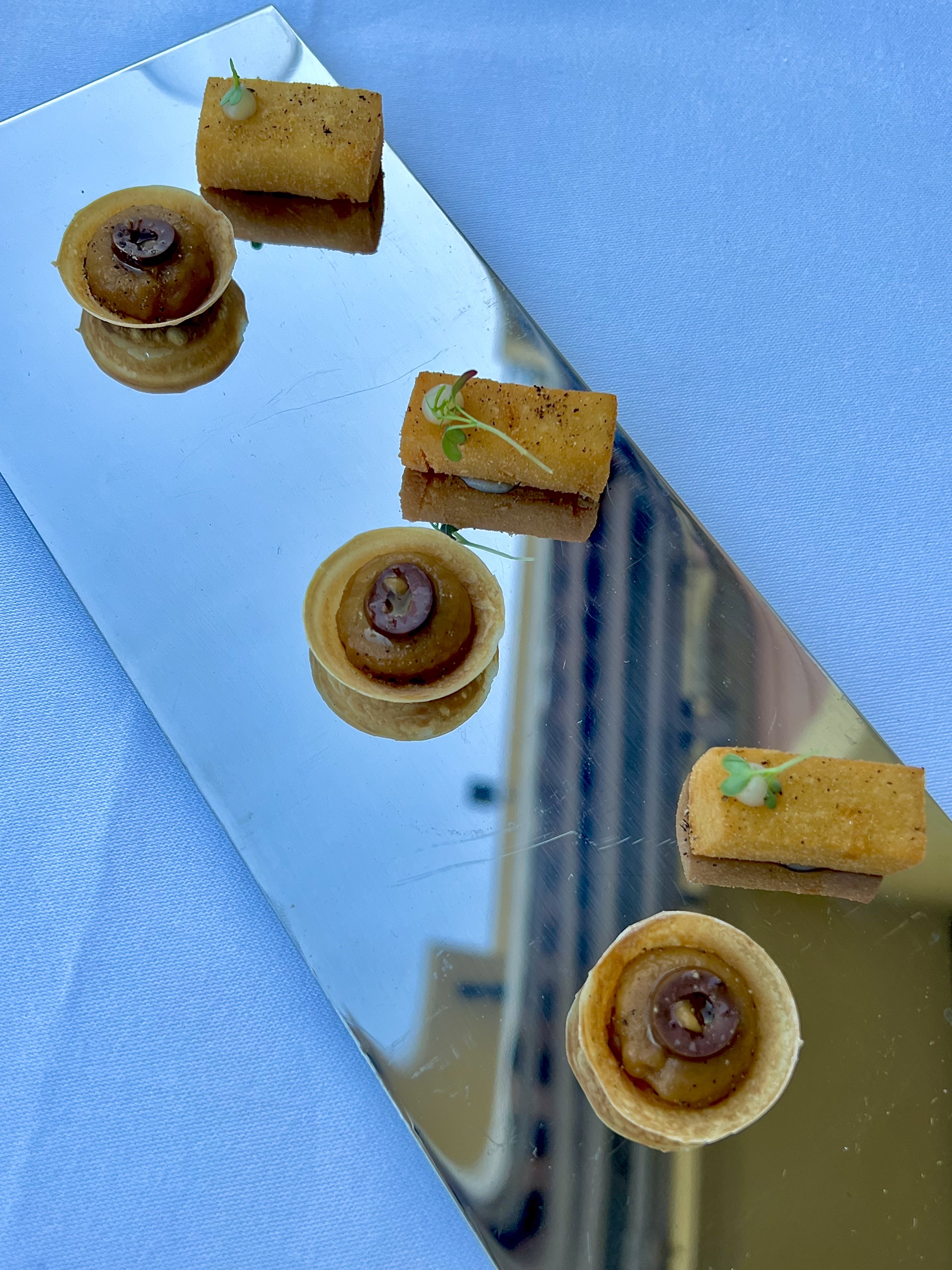 Frites de panisse et tartelette d'une pissaladière revisitée -La Table du Royal - Hôtel Royal Riviera ©lepetitlugourmand